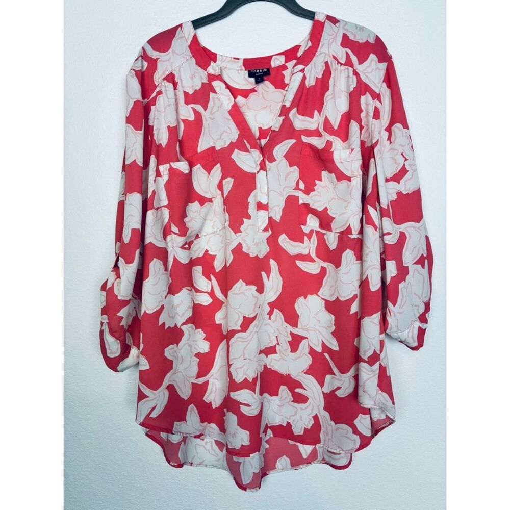 torrid Harper Pink & White Floral Longer Blouse w/ hidden buttons